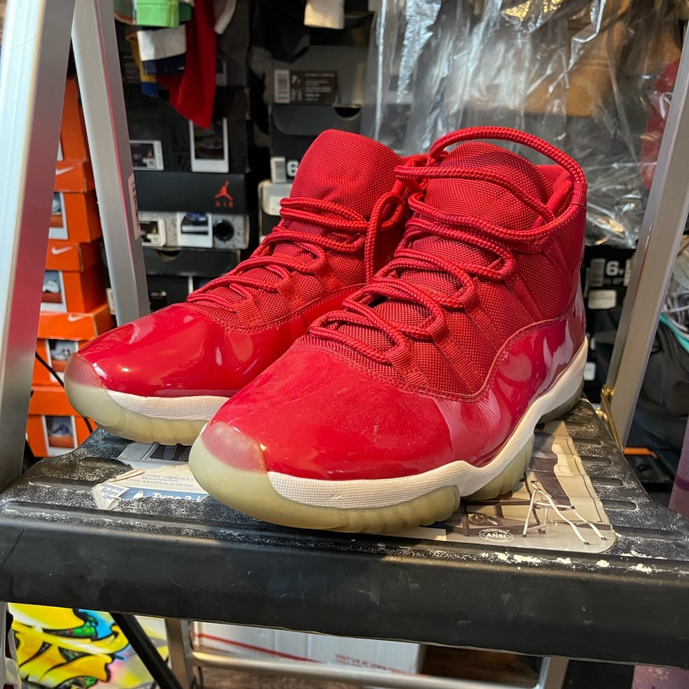 Air Jordan 11 win like 96 gym red